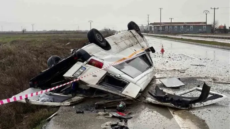 Denizli'de yağış sonrası kayganlaşan yolda taklalar atan transit araç hurdaya döndü