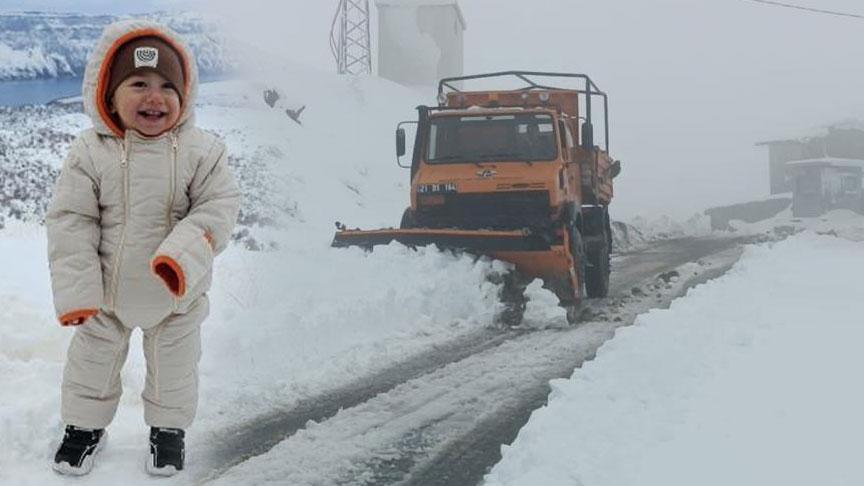 Meteoroloji uyarmıştı! Yoğun kar birçok kenti vurdu: Köyler kapandı, insanlar mahsur kaldı