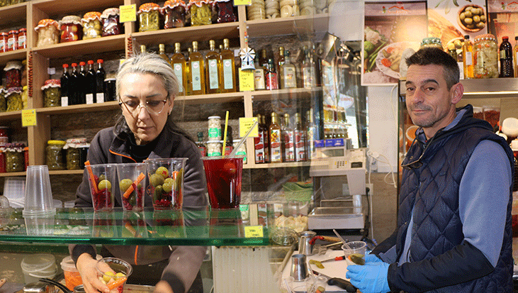 Eskişehir’de 'Neşeli Günler' filmi gerçek oldu! Boşanan çift aynı sokakta karşılıklı turşucu açtı