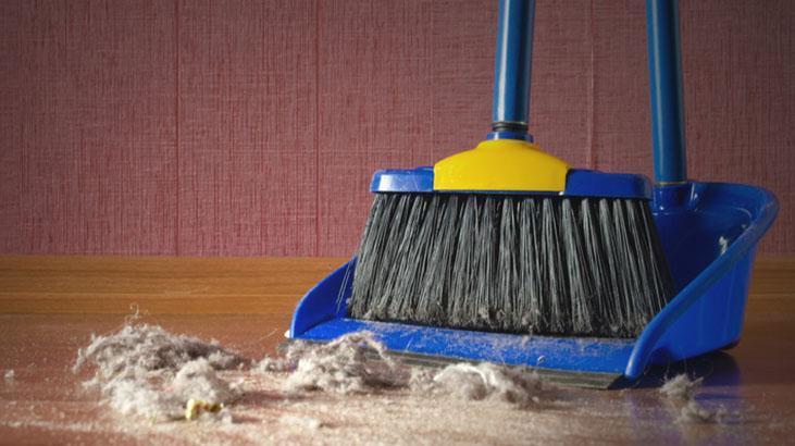 Süpürgeyi hiç böyle kullanmadınız! Evde işe yarayan kuaför tüyosu