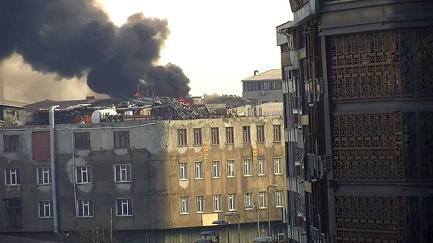 Sultangazi'de can pazarı: Alevler binayı sardı, 1 kişi camdan atlayıp yaralandı