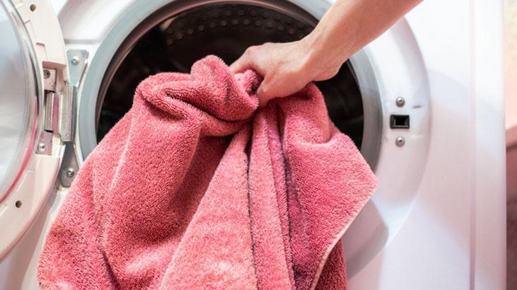 Zımpara gibi görünen havluları yumuşacık yapıyor! Kumaşın içine işliyor