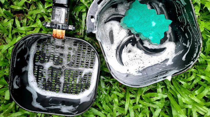 Airfryer'i temizlerken bu hataya düşmeyin! Kalıntıları yiyeceklere yapışıyor