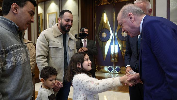Cumhurbaşkanı Erdoğan, Gazze'de hayatını kaybeden 6 yaşındaki Filistinli Rajab'ın aile fertlerini kabul etti