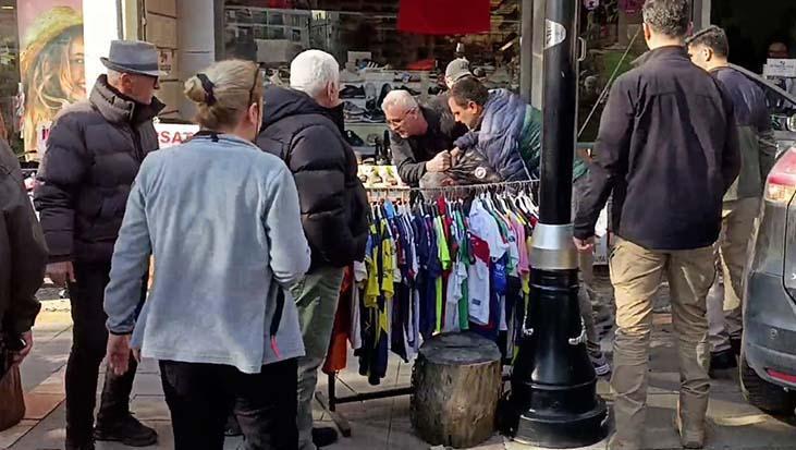 CHP Şile İlçe Başkanlığı önünde 'kızıma küfür ettiler' diye bağıran kişiye gözaltı