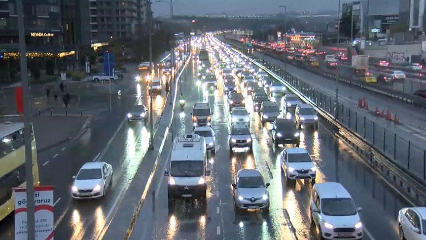 İstanbul'da trafik yoğunluğu! Trafik durma noktasına geldi