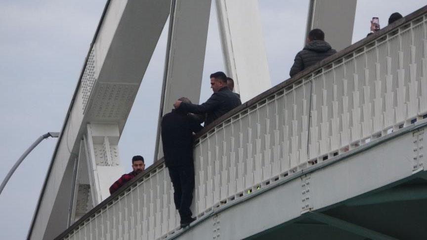 7. kez intihara kalkıştı! 5 yıl önce de aynı şekilde köprüye çıkmış