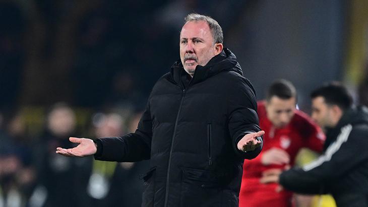 Beşiktaş'ta Sergen Yalçın'dan maç sonu tepki! ''Bize gelince kırmızı rakibe gelince yok''