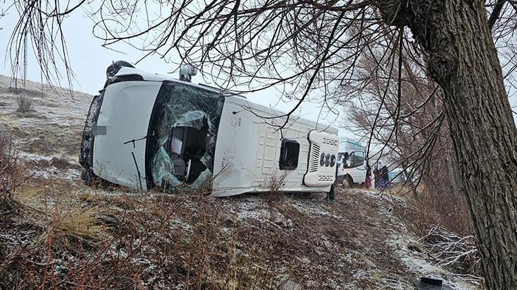 Sivas'ta öğrenci servisi devrildi! Çok sayıda yaralı var