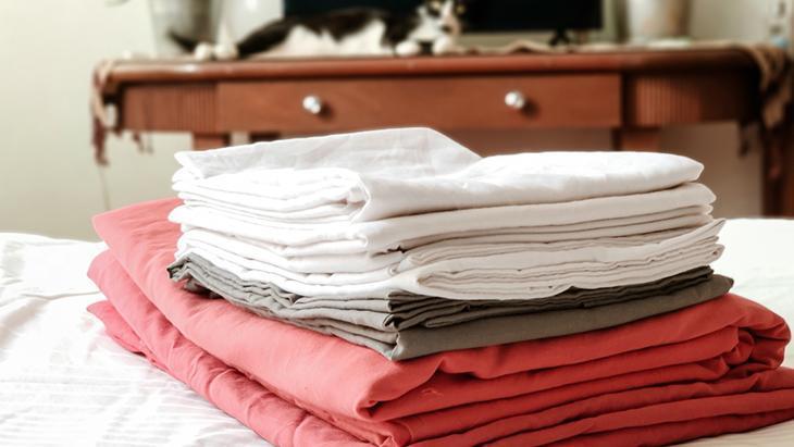 Lastikli çarşafı katladıkça buruşuyor! Herkes aynı hatayı yapıyor: Köşesinden tutun