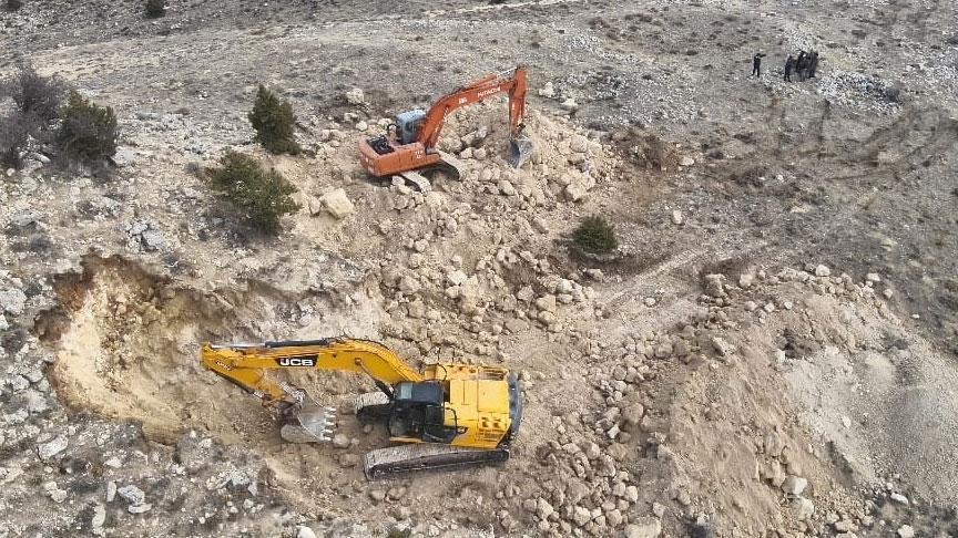 Karaman'da akılaılmaz olay! Kepçeyle tarihi eser aradılar, suçüstü yakalandılar