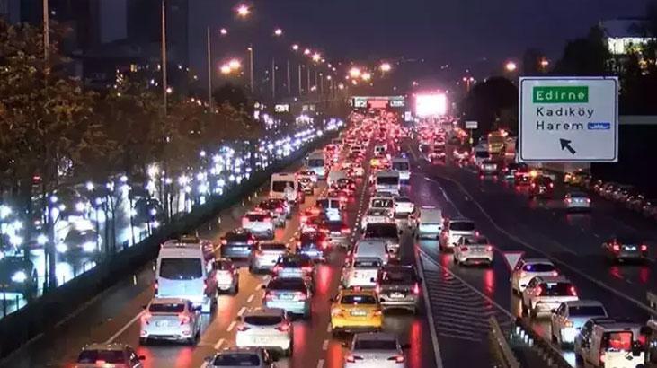 İstanbul'da trafik resmen kilitlendi! Araçlar ilerleyemiyor...