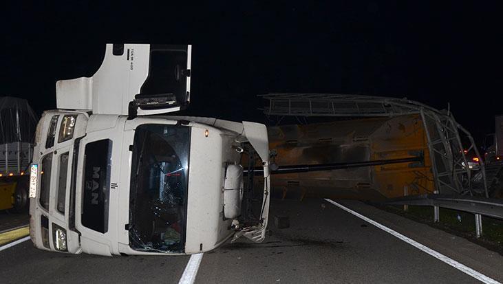 Antalya’da korku dolu anlar! PTS direği kamyonun üzerine devrildi, zincirleme kaza kamerada