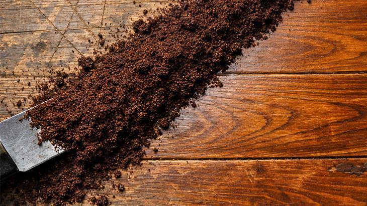 Bir fincan kahve ahşaptaki çiziği yok ediyor! Kumaşları eski rengine döndürüyor