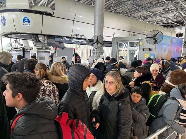 Zirveye çıkış çilesi! Hafta sonu tatilini fırsat bildiler: Uludağ yolunda teleferik kuyruğu saatlerce uzadı