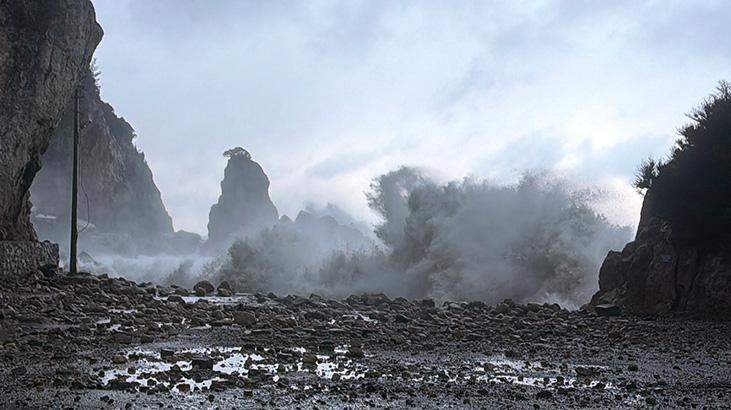 Dev dalgalar ilçeyi vurdu! Kaldırım taşları söküldü