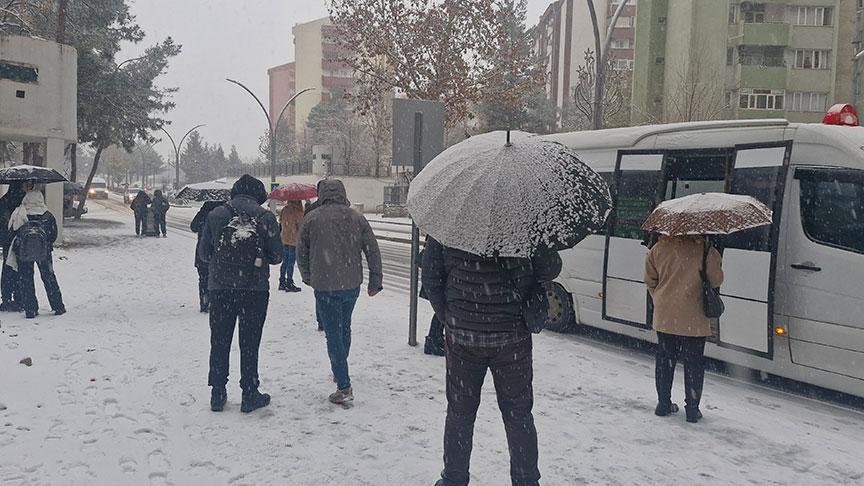 Kar esareti! Onlarca köy yolu kapandı, kar kalınlığı kent merkezinde 15 santimetreye ulaştı