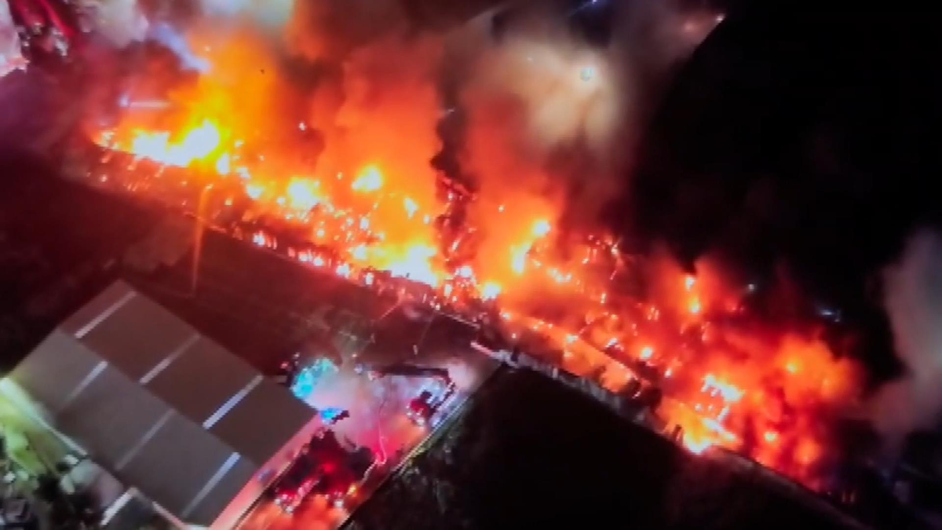 Esenyurt’ta korkutan gece: Fabrika alev alev yandı, yangın sürüyor