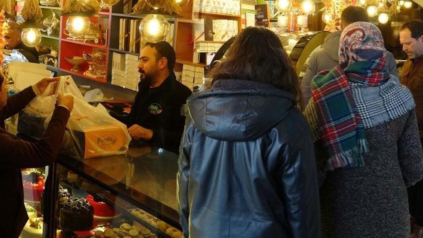 Kenttekiler pastanelere akın etti! Pasta kuyruğu saatler sürdü: ‘Bugün herkesin doğum günü'