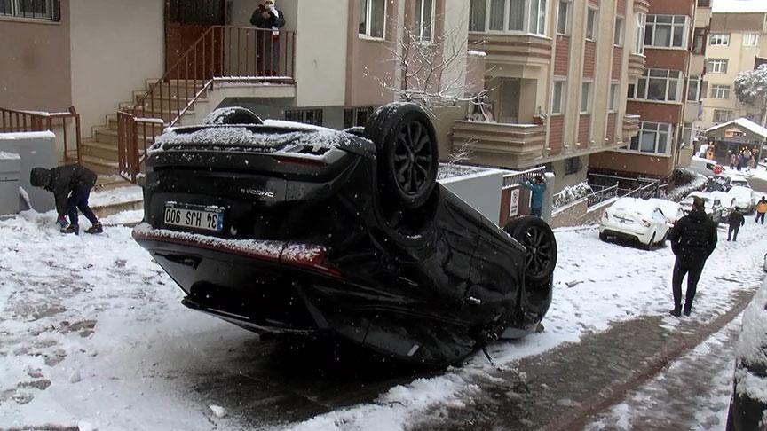 Ümraniye’de faciadan dönüldü! Buzlanan yolda kayan otomobil takla attı