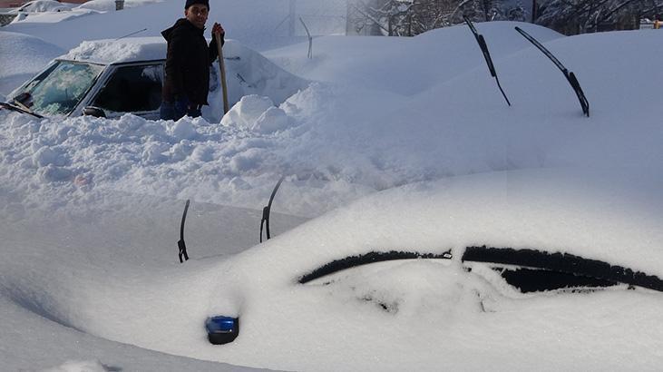 1 hafta yağan kar kenti adeta gömdü: Vatandaş kaybolan araçlarını arıyor