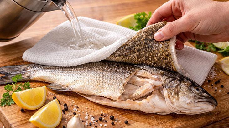 Balık temizleme eziyeti bitiyor! Bu tek hamle deriyi tek parçada ayırıyor