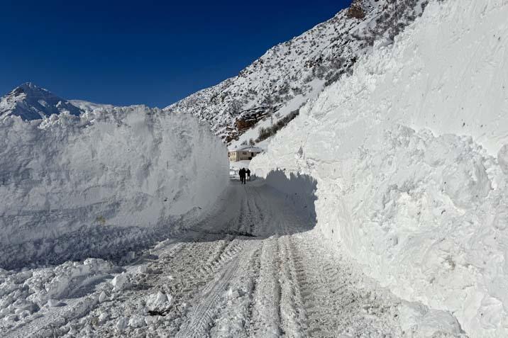 Van-Çatak kara yolunda çığ nedeniyle kar kalınlığı yaklaşık 5 metreyi aştı
