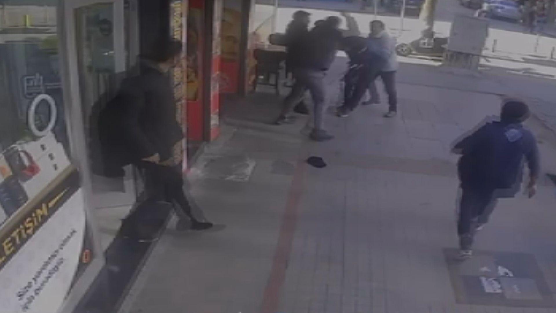 Oyuncak silahla kuyumcu soymaya çalıştılar! Esnaf yardıma koştu