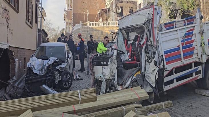 İstanbul Beykoz'da feci kaza! Kamyon dükkana girdi: 1'i turist 2 ölü