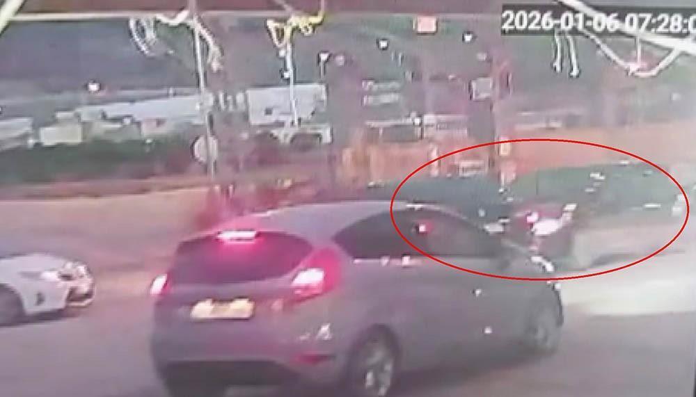 Bu kavşak tehlike saçıyor! Antakya’da çarpışma anı kamerada