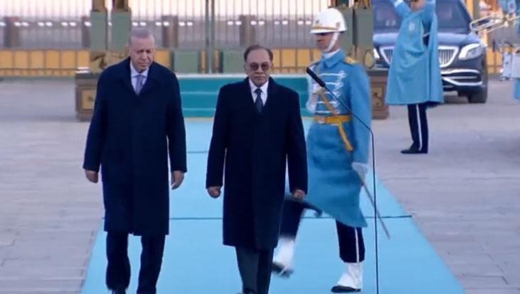 Cumhurbaşkanı Erdoğan, Malezya Başbakanı Enver İbrahim’i resmi törenle karşıladı