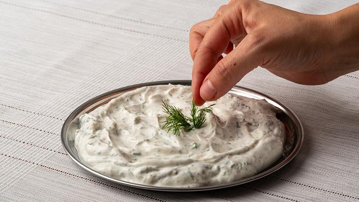 Parmak yedirten sarımsaklı tarif! Bu sosla yapılan sandviç bir başka