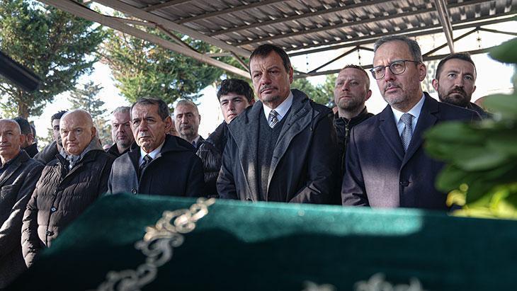 Ergin Ataman'ın annesi son yolculuğuna uğurlandı