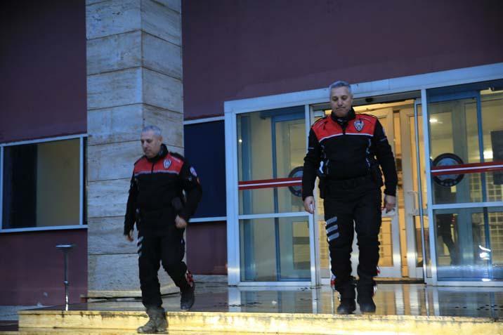 İkiz polisler son anonsu omuz omuza yaptı! Aynı anda başladılar, aynı anda veda ettiler