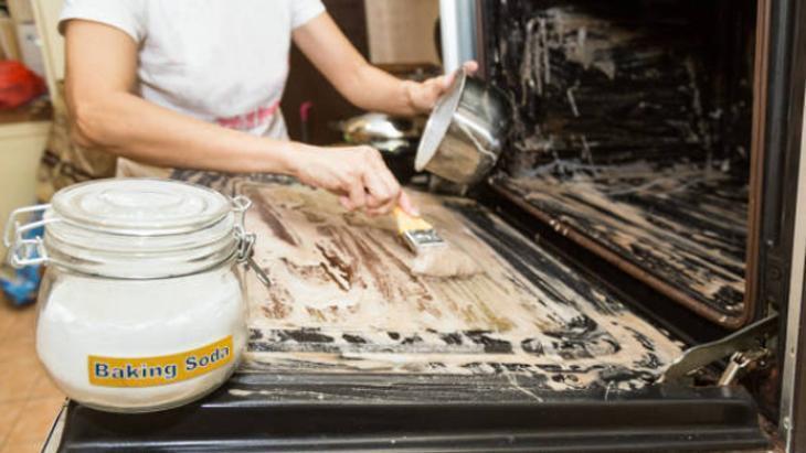 Fırını temizliyor! Kabartma tozunu keke değil sirkeye koyun: 12 saate yenileniyor