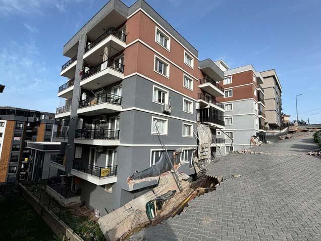 Sağanak sonrası kabus! İzmir’de istinat duvarı duvarının çöktüğü sokakta çalışmalar sürüyor: 151 kişi tahliye edildi