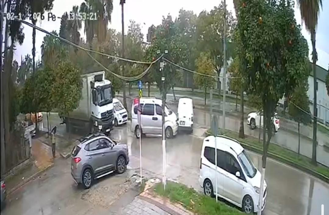 Adana’da bulvar kabusu: 1,5 yılda 25 kaza kamerada, esnaf çözüm istiyor