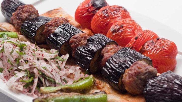 Hem kolay hem lezzetli iftar menüsü! Misafirler bayılacak: Patlıcan kebabı tarifi
