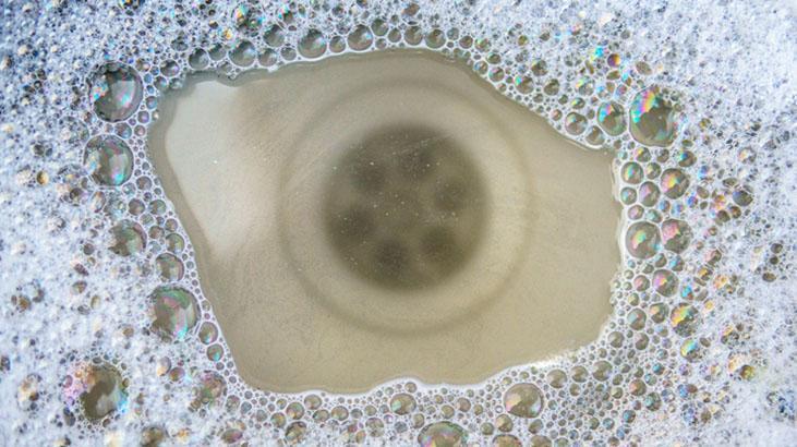 Süngere defalarca dökmeyin! Bulaşıkları cam gibi yapan taktik