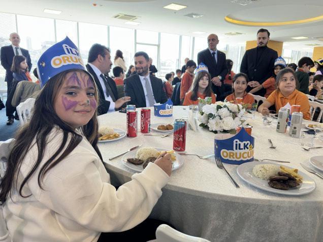 Ramazan'ın ilk iftarı miniklerle yapıldı! 200 çocuk orucunu açtı