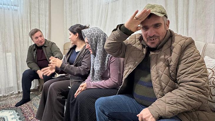 28 yaşındaki Çilem, 2 özel gereksinimli kardeşine hem anne hem baba oldu