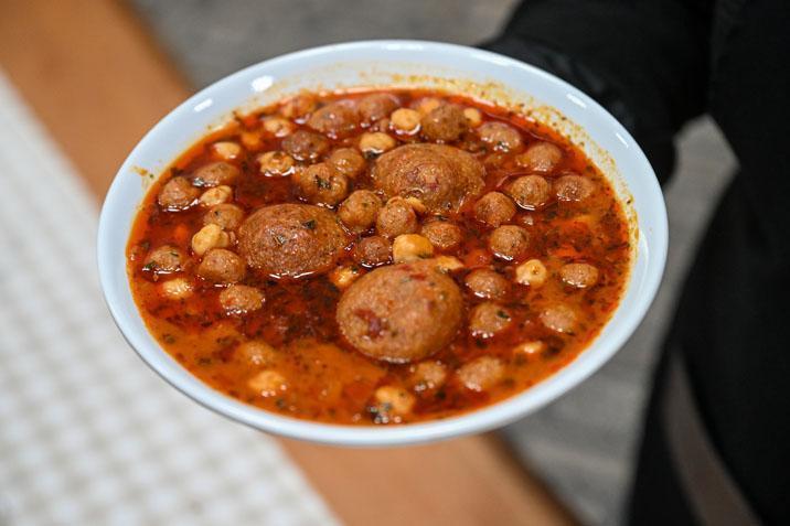 Memleket Sofrası'nda yeni tarif! Adana’nın tenceresinde bir gelenek kaynıyor: 'Analı Kızlı'