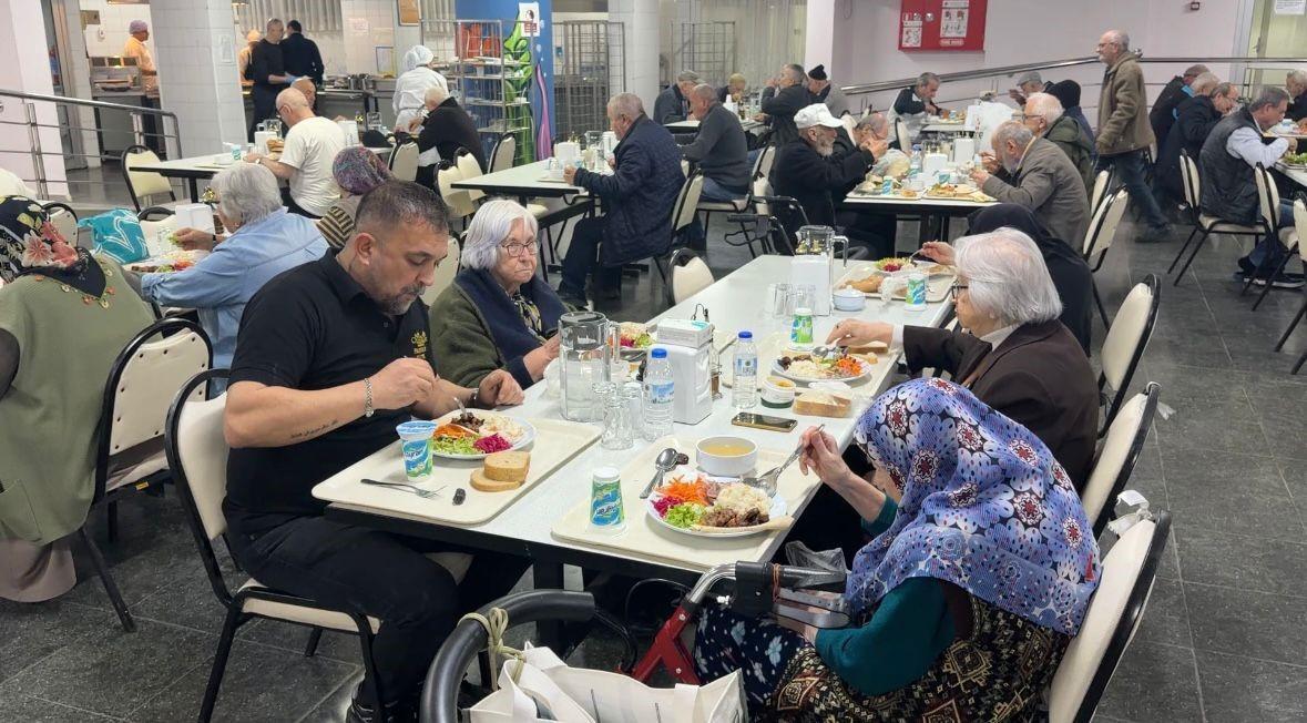 Bursa’da duygulandıran iftar! Fenomen esnaf 6 yıldır geleneğini sürdürüyor