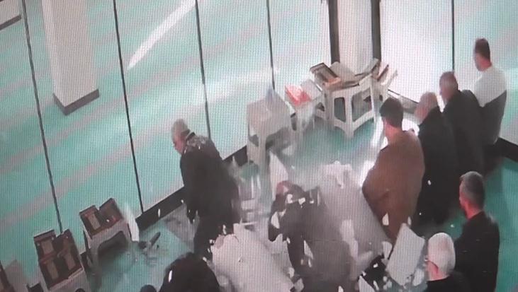 Cami içinde panik! Tavan alçısı namaz sırasında cemaatin üstüne düştü
