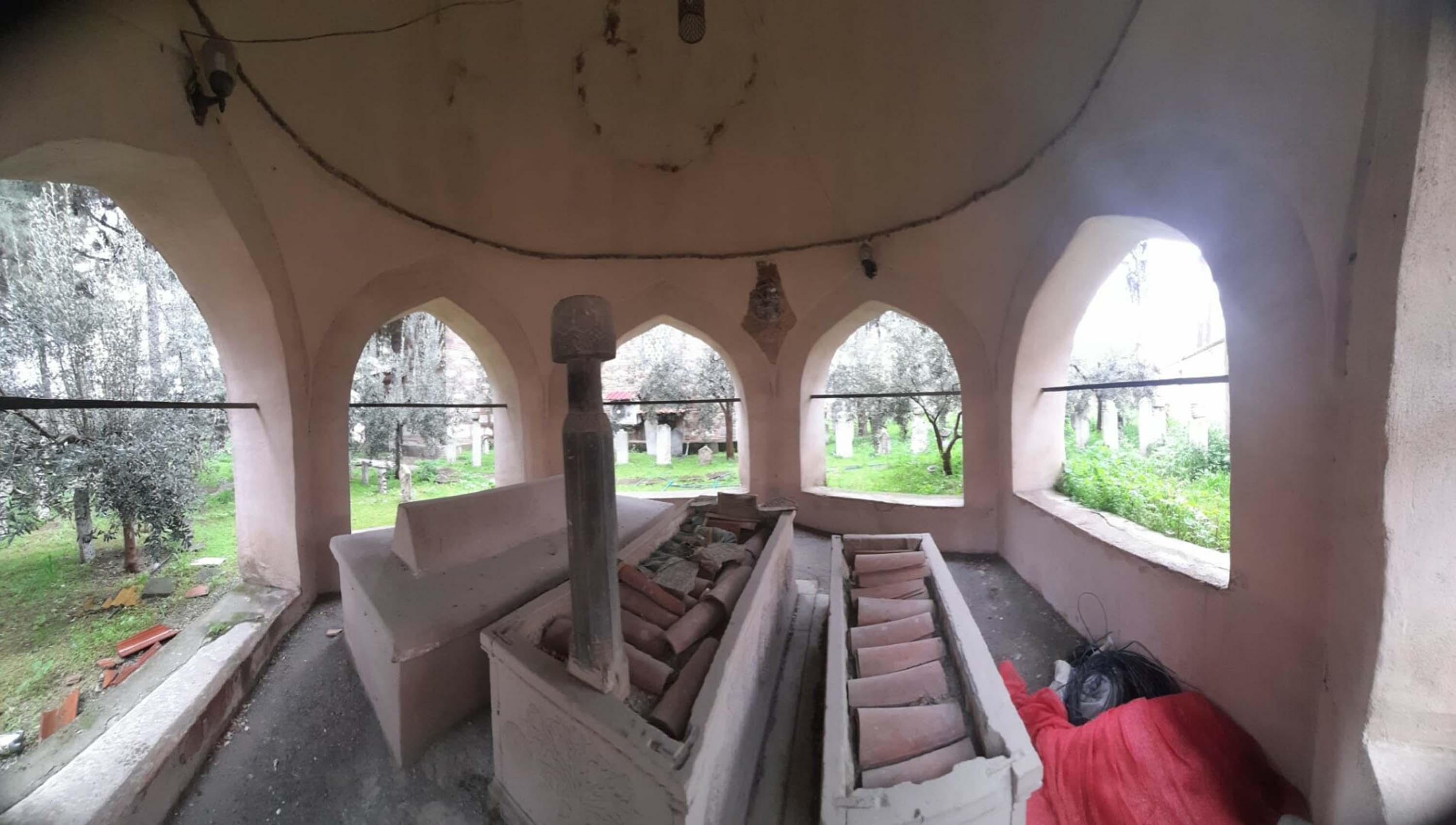 Tarihi Hüsrev Ağa Camisi'nin haziresi tahrip edildi