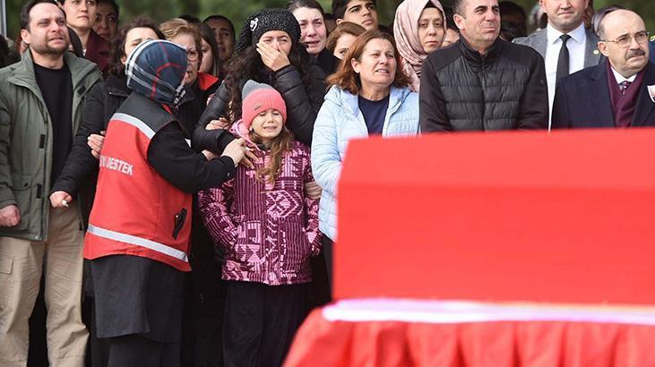 Nil, şehit babasını uğurladı! Gözyaşları sel oldu