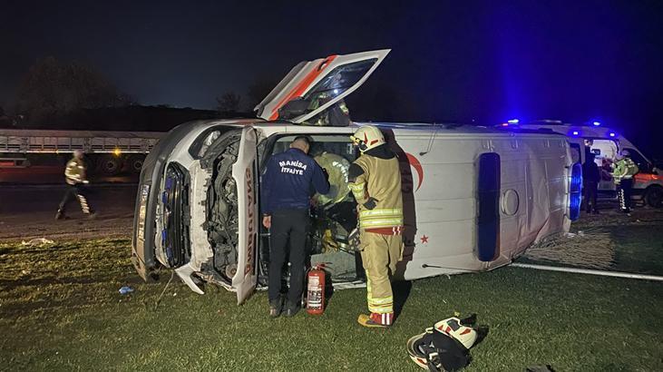 Manisa’da feci kaza! Otomobille çarpışan ambulans devrildi: 5 yaralı