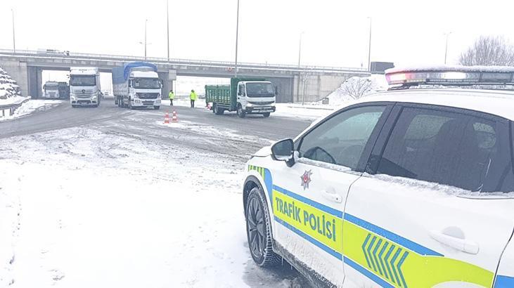 Birçok ilde kar etkili oldu: Yollar kapandı, araçlar bekletiliyor