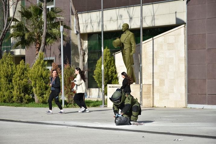 İzmir’de nefes kesen tatbikat! Adliyede bomba alarmı: Sirenler çaldı, paket kontrollü patlatıldı