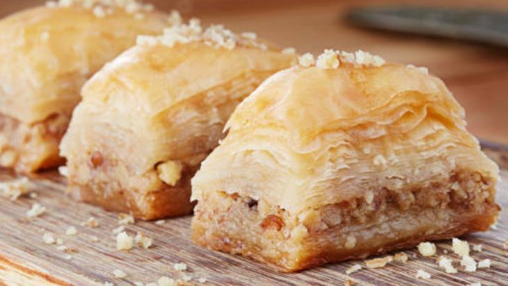 Ev baklavasını bir de bademli deneyin! Tatlı sıcak, şerbet soğuk: Çıtırtısı komşudan duyulur